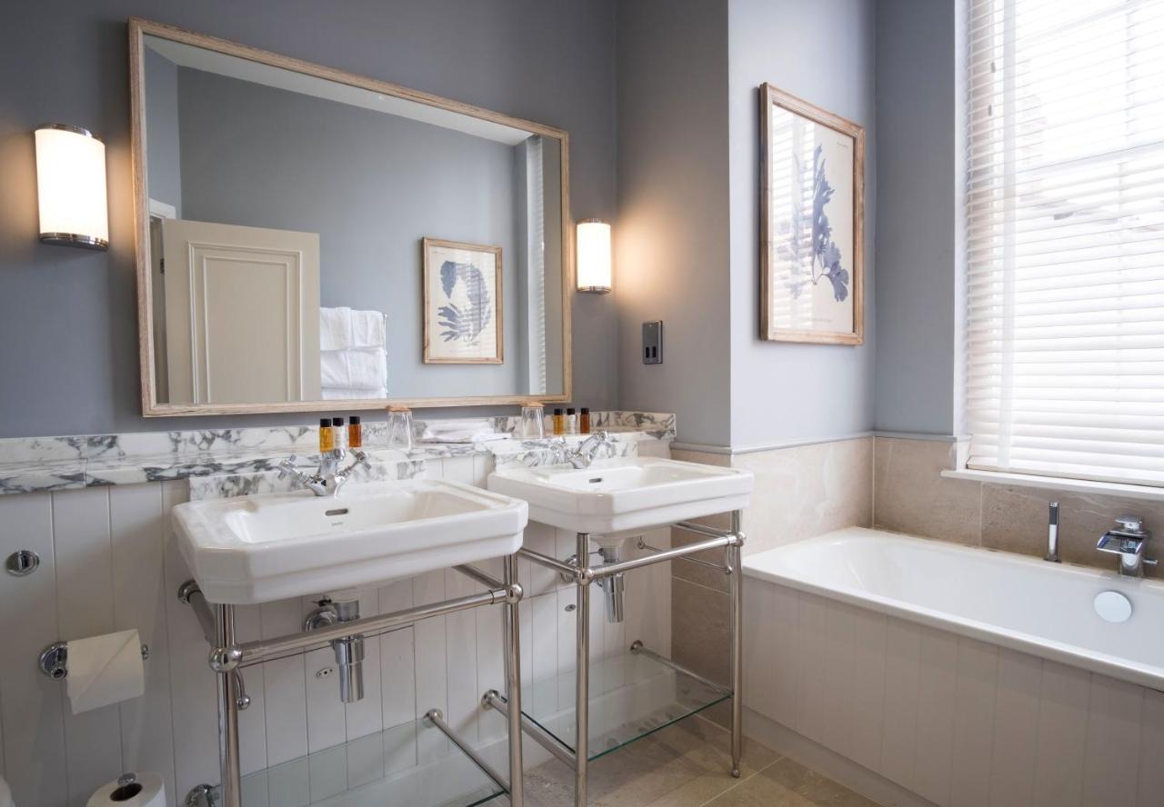 The Beverley Arms Hotel Exterior photo Bathroom