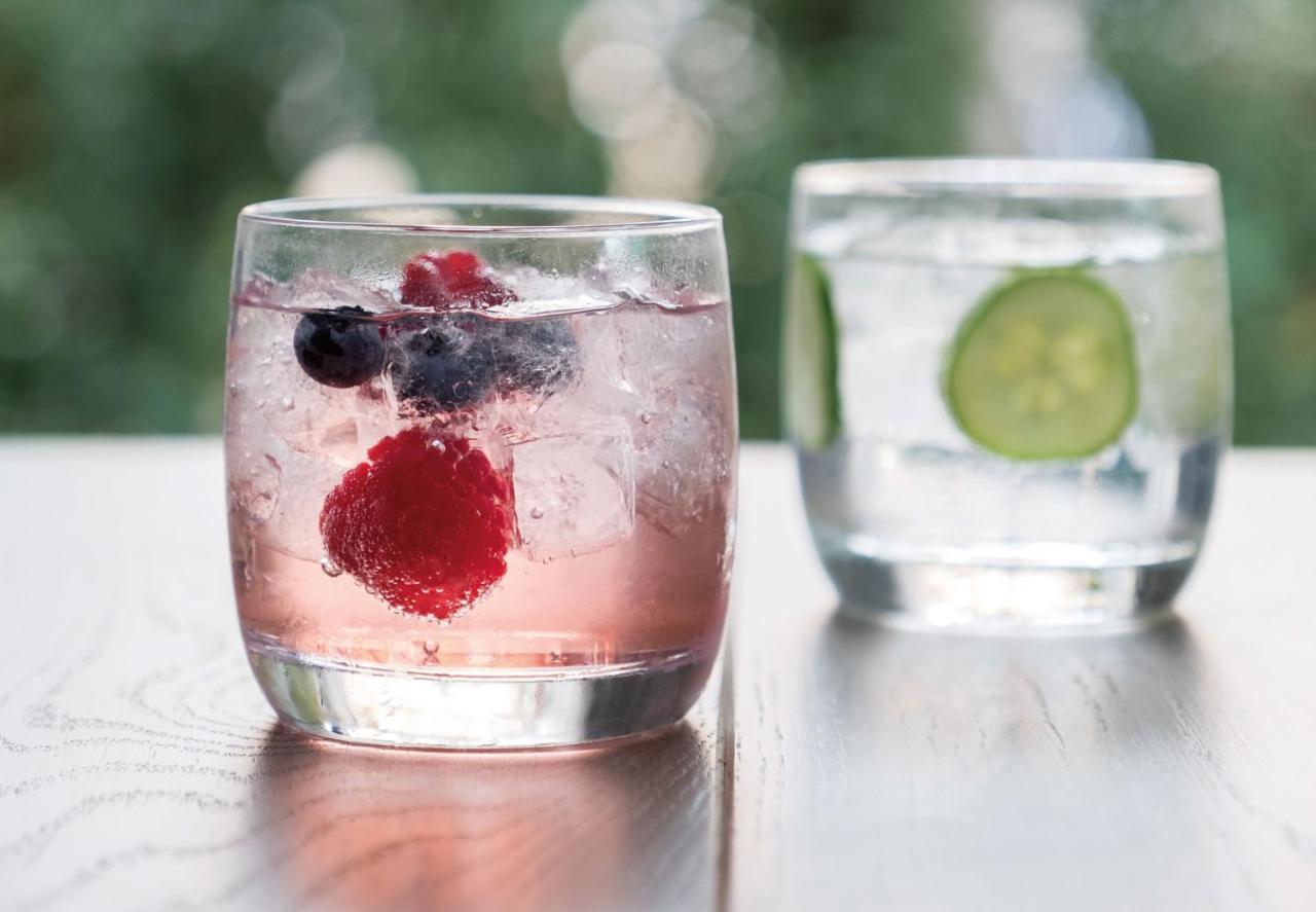 The Beverley Arms Hotel Exterior photo A glass of sparkling water with fruit